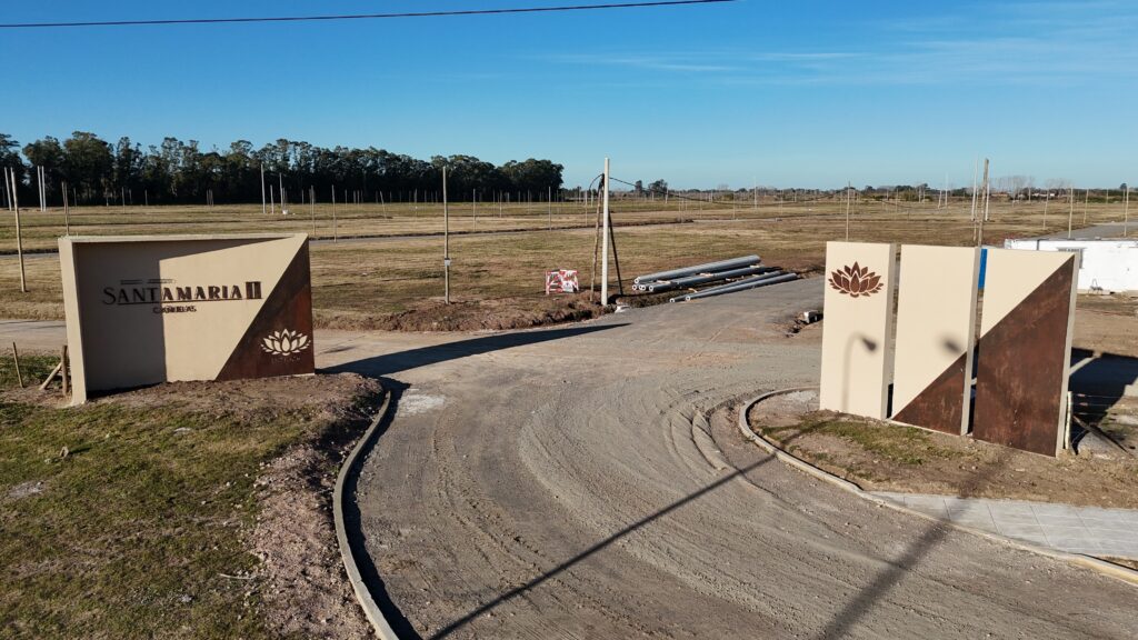 Vista aérea del barrio entrada del barrio acceso Santa María II - Lotes en Cañuelas